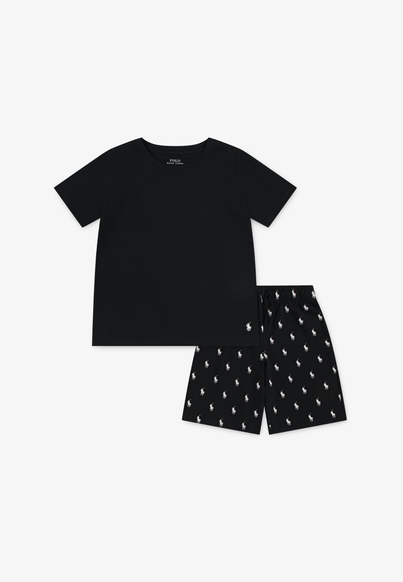 Črna bombažna majica s kratkimi rokavi, kombinirana s črnimi kratkimi hlačami z vzorcem ponavljajočega se belega logotipa. Razporeditev na ravni površini.