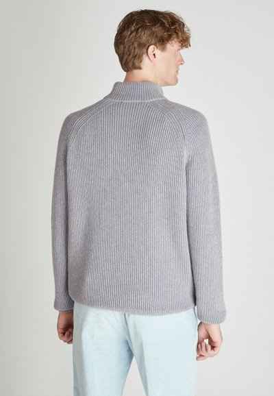 Grauer gerippter Pullover mit einem Stehkragen und Raglanärmeln, der ein strukturiertes Strickdesign aufweist. Die Rückansicht zeigt eine lockere Passform und eine weiche Oberfläche.