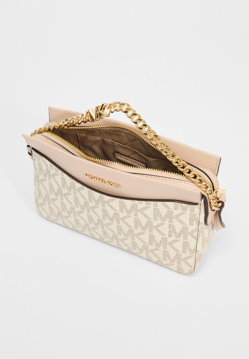 Borsa a mano beige con motivo monogram, dettagli in pelle liscia, tracolla in catena dorata e chiusura a zip. L'interno presenta un unico scomparto.