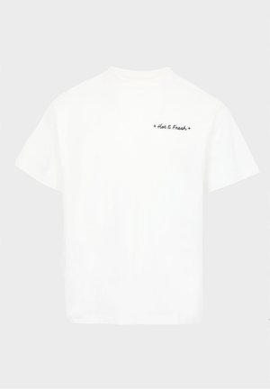 Λευκό κοντομάνικο T-shirt με μαύρο κείμενο «Hot & Fresh» στην αριστερή πλευρά του στήθους, σε απλό φωτεινό φόντο.