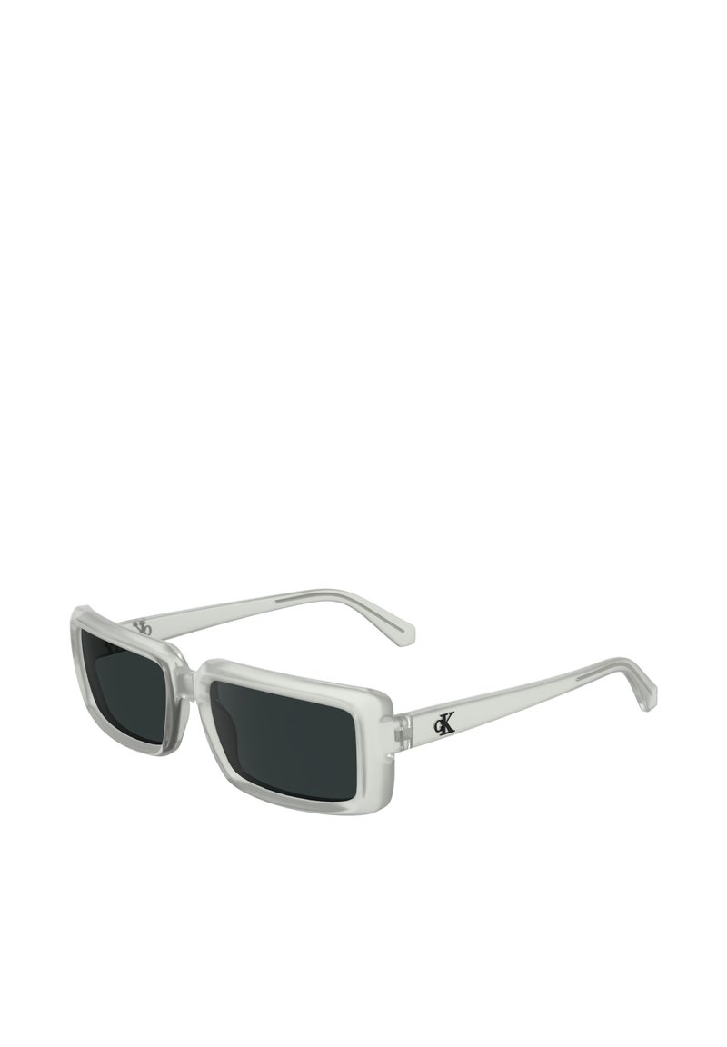 Ochelari de soare cu ramă transparentă, lentile negre, formă pătrată și accente cu logo pe brațe. Design ușor, cu linii elegante.