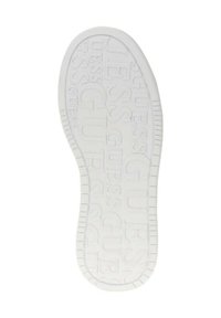 Sole bianca di scarpa con il marchio "GUESS" in rilievo ripetuto in diverse dimensioni e un bordo testurizzato per grip.