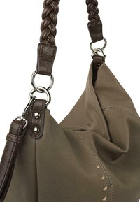 Bolso de lona verde oliva con asa de cuero trenzado marrón, herrajes plateados y costuras decorativas a lo largo del borde.