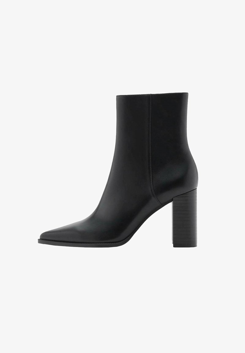 Bottine en cuir noir avec bout pointu et talon carré haut, finition lisse, détail de couture latérale.
