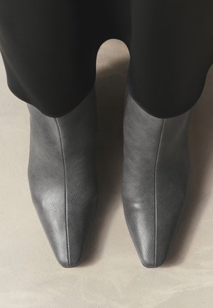 Next, REGULAR FIT - FOREVER COMFORT CHISEL TOE - Klasické členkové čižmy - grey