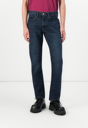 Jeans de mezclilla azul oscuro con un corte recto. Presenta un diseño clásico de cinco bolsillos, cierre de botón y un leve desgaste.