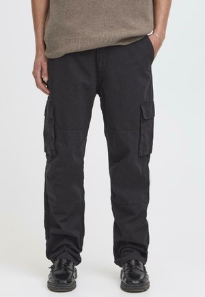 Pantalons cargo noirs en coton, dotés de plusieurs poches latérales, d'une coupe décontractée et de coutures robustes pour une durabilité accrue.