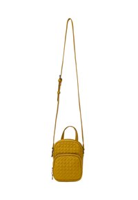 Gul vævet crossbody taske med en tekstureret overflade, to lynlåslommer, et bærehåndtag og en justerbar rem.