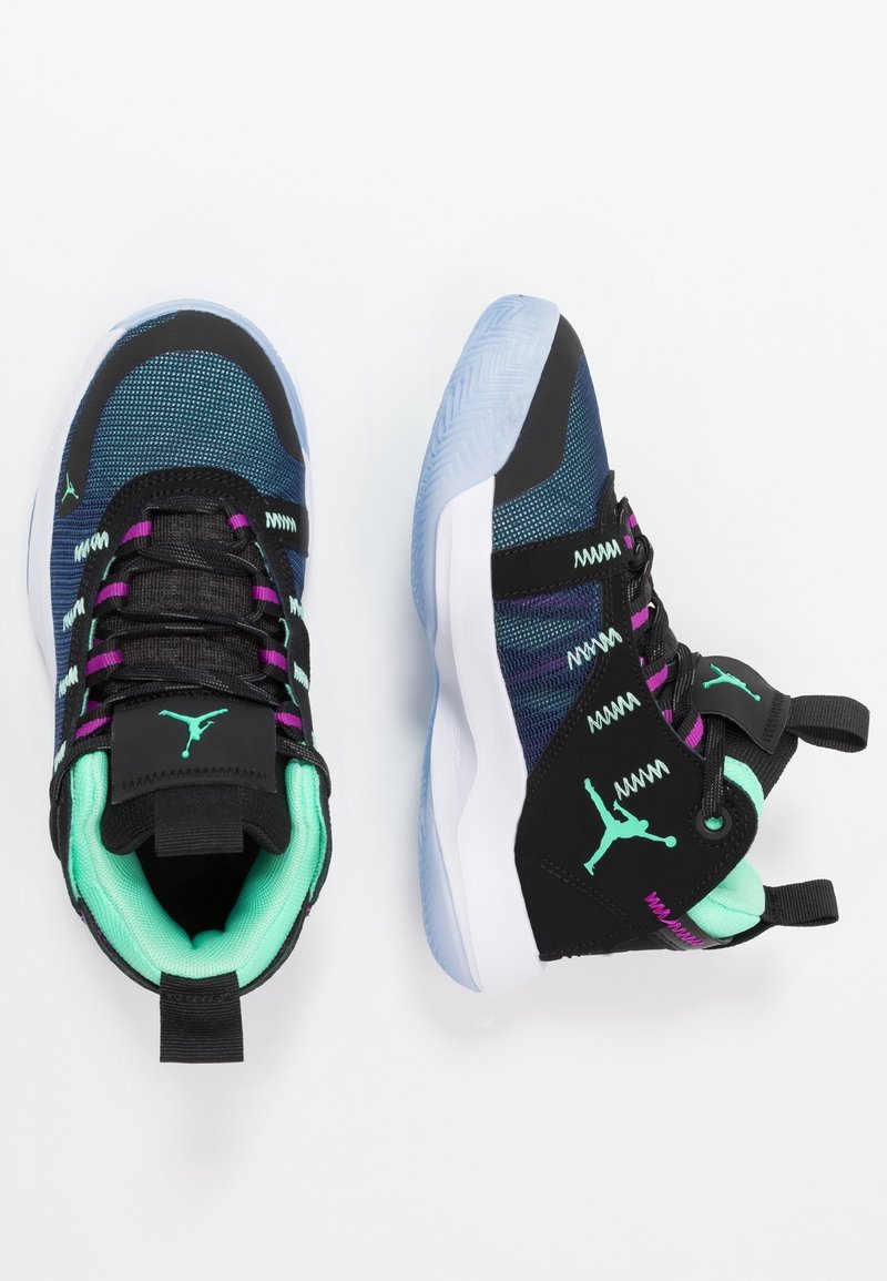 Paire de baskets montantes noires, bleu sarcelle et violettes avec semelles blanches et logo Air Jordan, vues de dessus et de côté sur fond blanc.