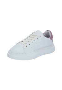 Weißes Leder-Sneaker mit runder Zehenpartie, flacher Sohle, lila Wildleder-Absatzakzent und perforierten Details entlang der Seite. Mit weißen Schnürsenkeln.