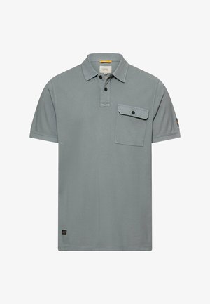 Lichtgrijs poloshirt met korte mouwen, een kraag, twee zwarte knopen en een borstzak met klep en zwarte knoopsluiting.