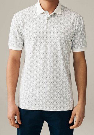 Polo blanc avec un motif géométrique gris, à manches courtes et un col contrastant. Fabriqué dans un tissu lisse et respirant.