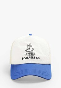 Cappello bianco e blu con visiera curvata, caratterizzato da un personaggio dei cartoni animati e la scritta "L'ESTATE È LA VITA CHE MERITO" sopra "SCALPERS CO." in nero.