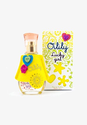 Glazen parfumflesje met roze dop, gele vilten hoes versierd met knopen en borduurwerk, naast de verpakking van "Oilily Lucky Girl".