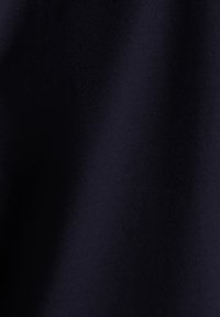 Tessuto blu scuro con una texture liscia, superficie uniforme e senza motivi o decorazioni visibili.