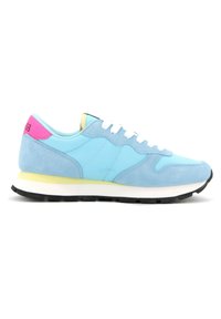 Light blue sneaker with white laces, pastel yellow midsole, black outsole, suede overlays, and pink detail on the heel with "68" text.