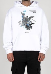 Sudadera blanca con un gráfico central que presenta un diseño de ángel en azul y negro. Incluye un bolsillo frontal y puños y dobladillo acanalados.