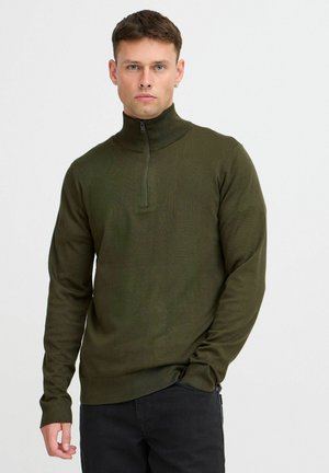 Olivgrön zip-up sweatshirt med hög krage, ribbade muddar och en figurnära design, tillverkad av ett lätt tyg med en slät yta.