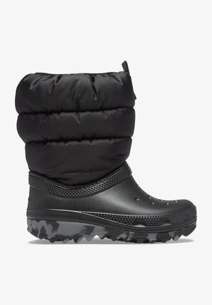 Schwarzer wasserdichter Stiefel mit einem gepolsterten Nylonoberteil, strukturierter Gummisohle und robustem, gemustertem Profil. Verfügt über eine Zuglasche für einfaches Anziehen.