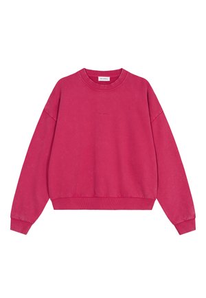 Felroze crewneck-trui met lange mouwen, geribde manchetten en zoom, en subtiel "OH APRIL"-logo op de borst en neklabel.