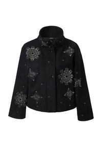 Veste noire cropped avec un col montant, ornée de motifs en perles argentées en forme d'étoiles et de flocons de neige sur le devant et les manches.