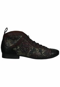 Zapatos de cordones en negro y burdeos con un patrón floral, parte superior de textil, acentos de cuero, punta redondeada y suela de goma de perfil bajo.