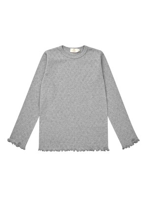 Hellgraues, langärmeliges Strickoberteil mit gewellten Kanten an Ärmeln und Saum, mit dezent strukturiertem Blumenmuster und rundem Ausschnitt.