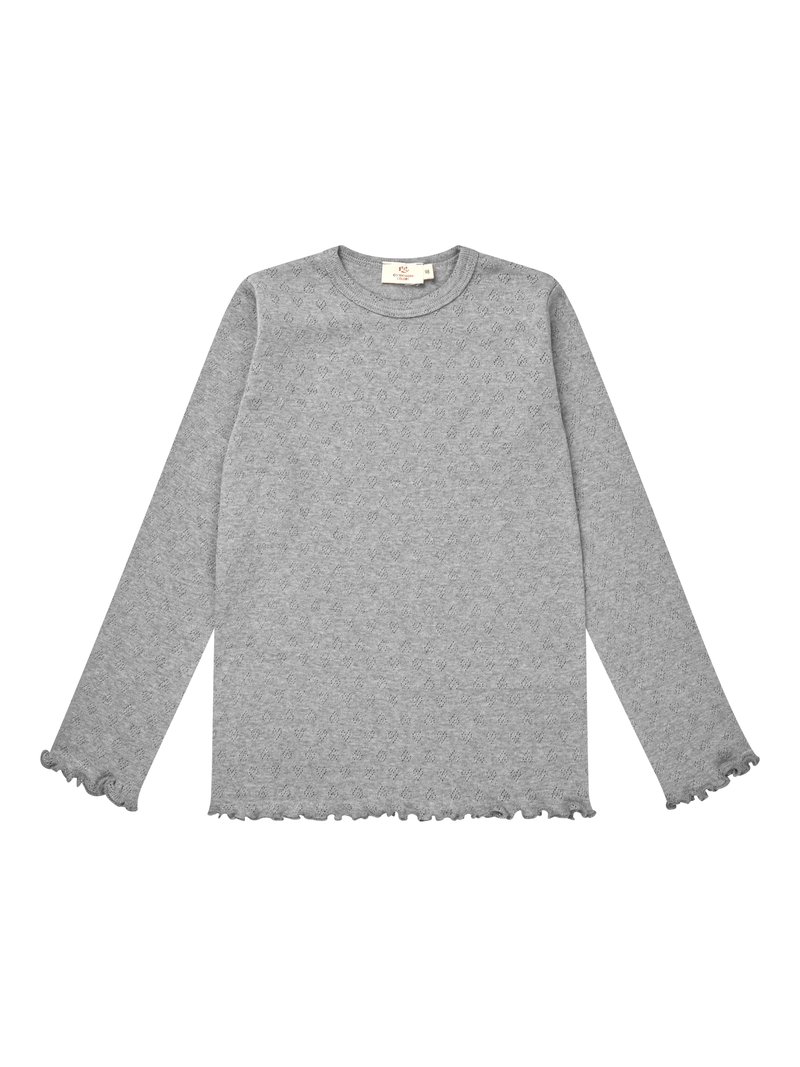 Ανοιχτό γκρι πλεκτό μπλουζάκι με μακριά μανίκια και κυματιστές άκρες στα μανίκια και στο τελείωμα, με διακριτικό υφασμάτινο λουλουδάτο μοτίβο και στρογγυλή λαιμόκοψη.