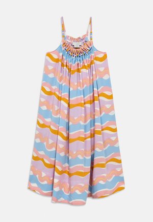 Ujjatlan ruha rózsaszín, kék, narancssárga és fehér hullámos csíkokkal, fodros nyakkivágással gyöngydíszítéssel és vékony pántokkal.