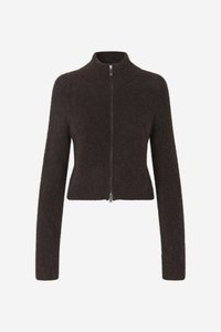 Pulover maro, scurt, cu fermoar, realizat dintr-un material pufoș, cu guler înalt și mâneci lungi, având o închidere cu fermoar netedă.