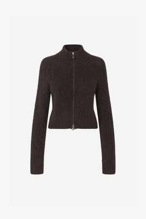 Brauner, kurzer Reißverschluss-Pullover aus flauschigem Material, mit hohem Kragen und langen Ärmeln sowie einem glatten Reißverschlussverschluss.
