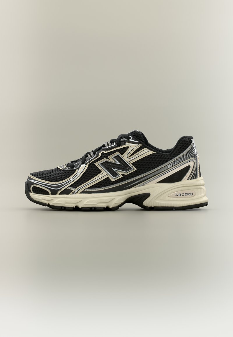 Μαύρο και μπεζ παπούτσι για τρέξιμο New Balance με επάνω μέρος από δίχτυ, ανακλαστικές λεπτομέρειες και μαλακή σόλα με τεχνολογία ABZORB, πλευρική όψη.