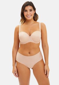 Reggiseno imbottito beige con ferretto, texture liscia, spalline regolabili, abbinato a un perizoma a vita alta coordinato. Entrambi gli articoli presentano un design senza cuciture.