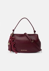 Skinnhåndveske i dyp burgunder med gulllogo, avtakbar skulderstropp og en rosa dekorativ sjarm med navnet "Valentino".