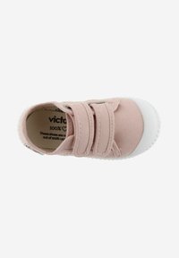 Scarpa di tela rosa con due fasce in velcro, punta in gomma bianca e suola testurizzata. L'etichetta interna indica che il materiale è 100% cotone.
