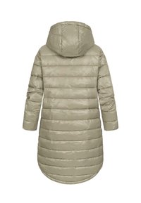 Parka imbottita con cappuccio in beige chiaro con texture trapuntata orizzontale. Maniche lunghe, si estende fino a metà coscia e ha un orlo arrotondato.
