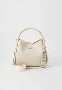 Beige lærhåndveske med buet design, topphåndtak og avtakbar skulderrem. Har en logomerke og strukturert overflate.