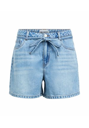 Short en jean bleu clair avec poches avant, fermeture par boutons et ceinture en jean nouée à la taille.