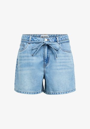 Pantaloni scurți din denim bleu deschis cu buzunare frontale, închidere cu nasturi și curea din denim legată în talie.