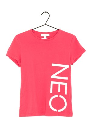 Lyserød bomulds t-shirt med korte ærmer og rund halsudskæring. Stort hvidt "NEO" grafisk tryk på venstre side.