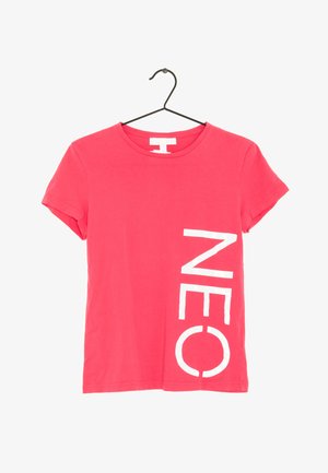 Camiseta de algodón rosa con mangas cortas y cuello redondo. Gran gráfico blanco "NEO" impreso verticalmente en el lado izquierdo.