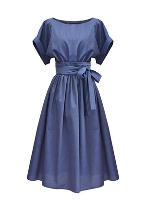 Sukienka dżinsowa z krótkimi, podwiniętymi rękawami, okrągłym dekoltem i związanym w pasie. Posiada pełną spódnicę oraz jednolity niebieski kolor.