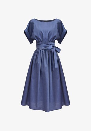 Sukienka dżinsowa z krótkimi, podwiniętymi rękawami, okrągłym dekoltem i związanym w pasie. Posiada pełną spódnicę oraz jednolity niebieski kolor.