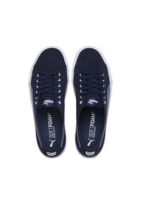 Marintröjor i canvas med vit sula och snören. Innehåller "SOFTFOAM+" branding på innersulan och vita accenter på sidorna.