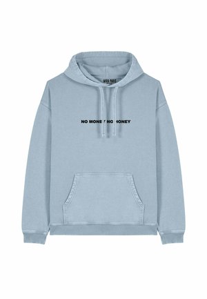 Lichtblauwe hoodie van zacht materiaal met een kangoeroezak en een capuchon met trekkoord. Zwarte tekst met "GEEN GELD / GEEN HONING" op de voorkant.