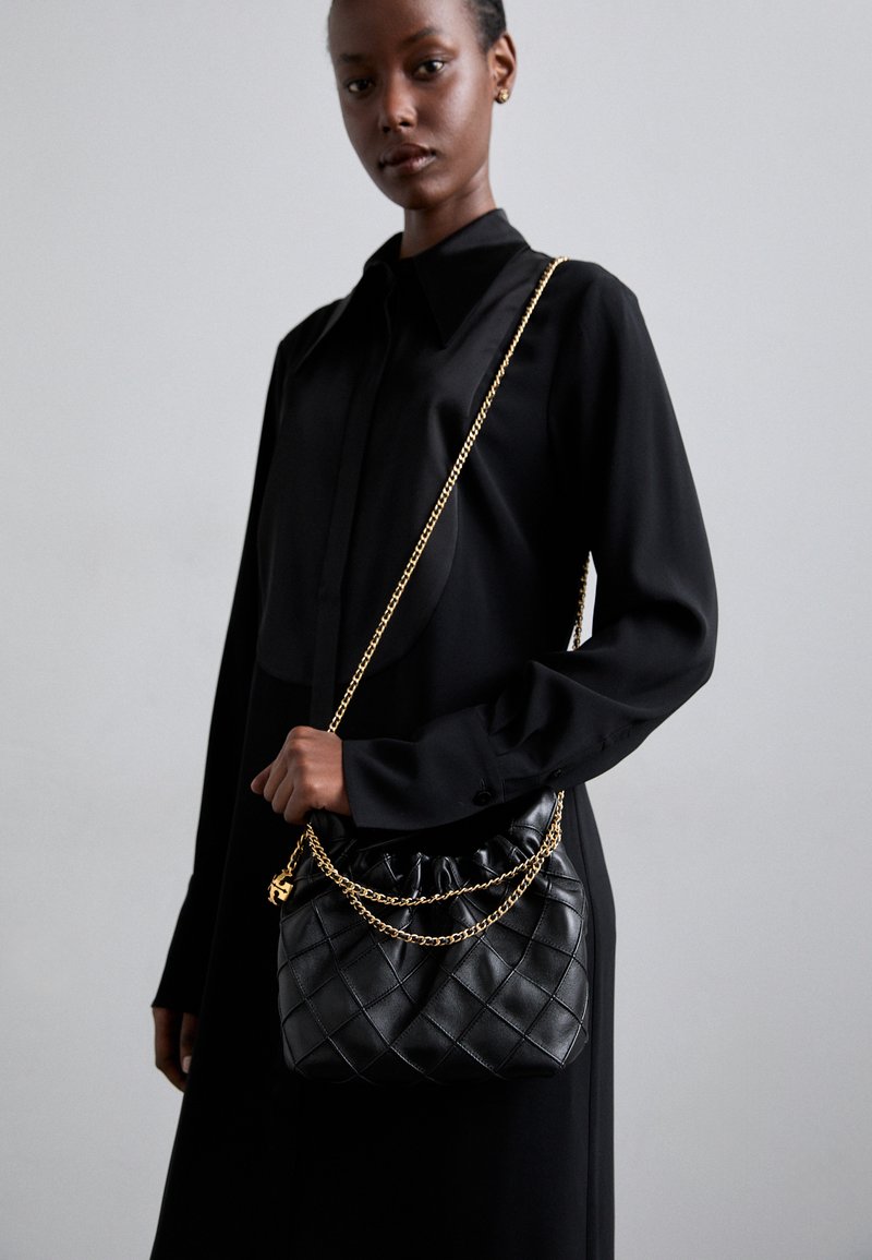 Tory Burch FLEMING MINI HOBO - Håndtasker - black