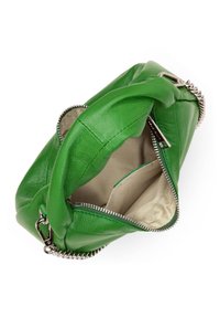 Borsa a tracolla verde in pelle con chiusura a zip, dettaglio in catena argentata e interno in tessuto beige. Presenta una texture morbida e una forma arrotondata.