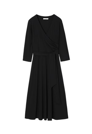 Must mustdress, mis pehmest venivast kangast, millel on V-kaelus, kolmandikvarrukad ja sidumisdetail vööl. Laienev seelik.