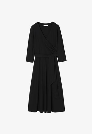 Černé zavinovací šaty vyrobené z měkké pružné látky, s výstřihem do V, rukávy po tři čtvrtiny a detaily vázání v pase. Rozšířená sukně.