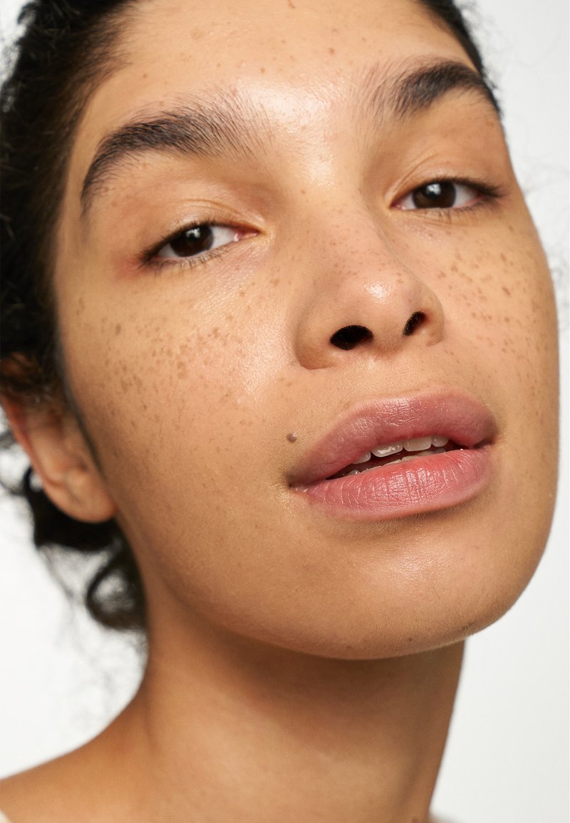 Danessa Myricks Beauty YUMMY SKIN SERUM FOUNDATION - Foundation - 4n